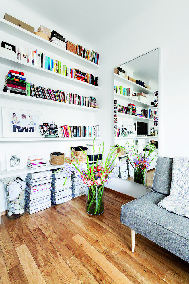 Salon z biblioteką