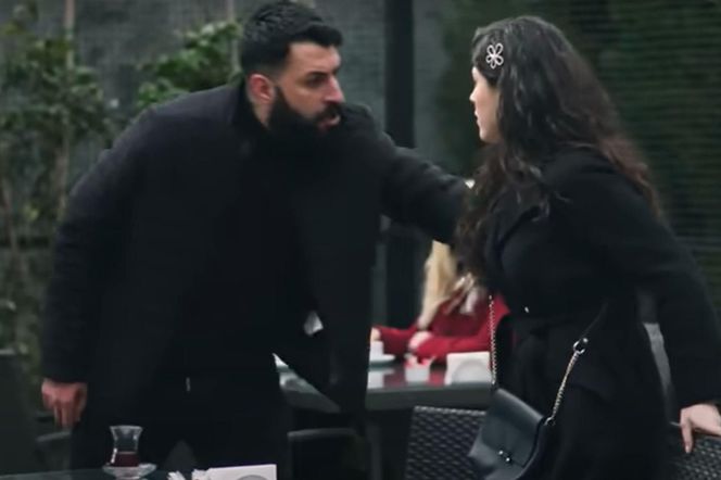 Niespodziewanie pojawi się tam mąż dziewczyny! Będzie próbował ją zmusić, by z nim poszła! 