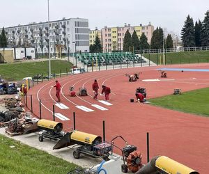 Ostatnie dni remontu stadionu w Starachowicach. Na bieżni pojwiły się tory