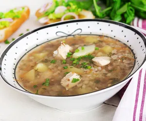 Zupa z karmelizowanej cebuli z kaszą. Połączenie krupniku i cebulowej, które syci i rozgrzewa