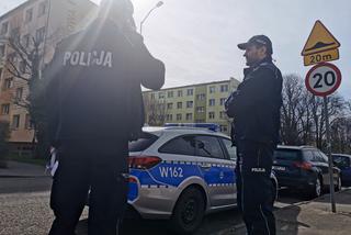 Koronawirus w Szczecinie. Tak policjanci kontrolują osoby na kwarantannie. Ile grozi za jej złamanie? [ZDJĘCIA]