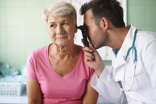 Głuchota starcza – przyczyny, objawy, profilaktyka i leczenie