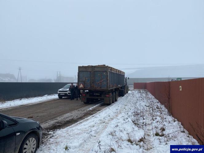 Wypadek między Nidzicą a Kozłowem. Ciągnik zderzył się z samochodem. Jedna osoba ranna 