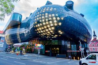 Fasada medialna zintegrowana z budynkiem. Kunsthaus, Graz, proj. Spacelab Cook-Fournier 