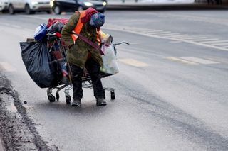 Papa Smerfik robił obrzydliwe rzeczy bezdomnym. Odpowie przed sądem