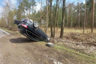 PILNE: Pod Lubienią dachowało auto osobowe. Jedna osoba zabrana do szpitala