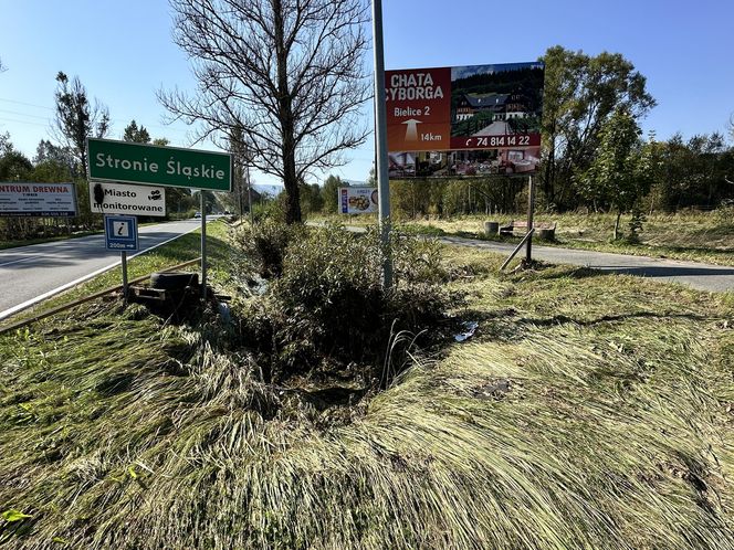 Stronie Śląskie strażacy szukają ludzi w samochodach i budynkach