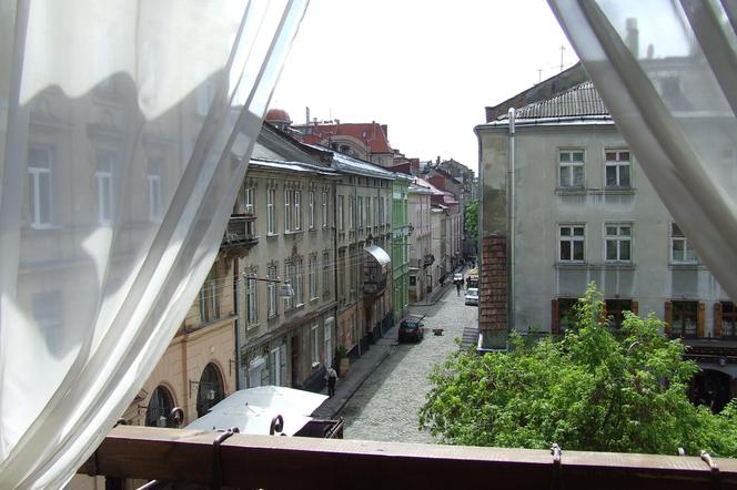 Zasłony na balkon w bloku: na słońce, nieprzemalakne. Jak zamontować zasłony na balkonie w bloku?