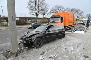 BMW wjechało w przystanek tramwajowy na ul. Gdańskiej