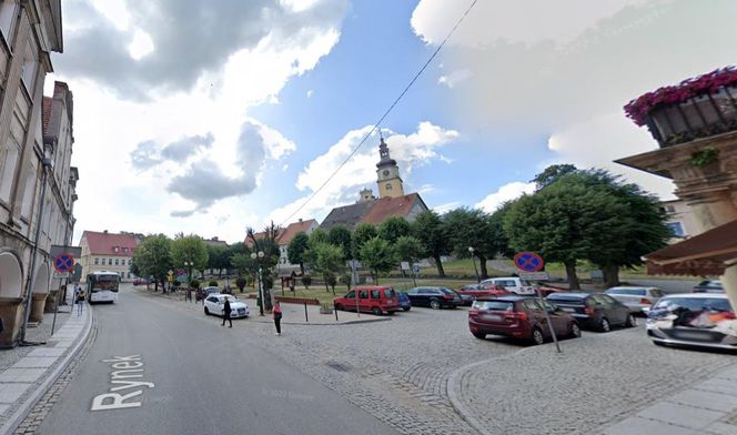Ta wieś jest ozdobą Dolnego Śląska. Są tu słynne drewniane domy tkaczy 