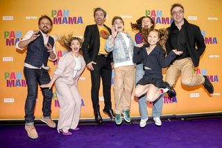 Pan Mama. Sylwester (Paweł Domagała), Patrycja (Karolina Bacia), Miras (Piotr Głowacki), Zuza (Anna Stolarska), Maja (Olga Wypych), Bruno (Mirosław Tamczuk), reżyser Jan Foryś