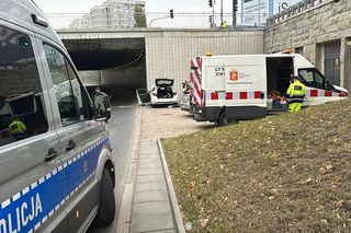 Śmiertelny wypadek w centrum Warszawy. Kierowca wjechał w ścianę tunelu