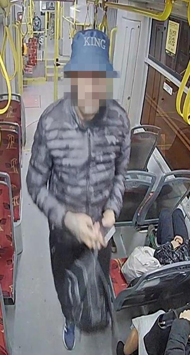 Niepełnosprawny wypchnięty z tramwaju trafił do szpitala! Policja szuka mężczyzn ze zdjęć