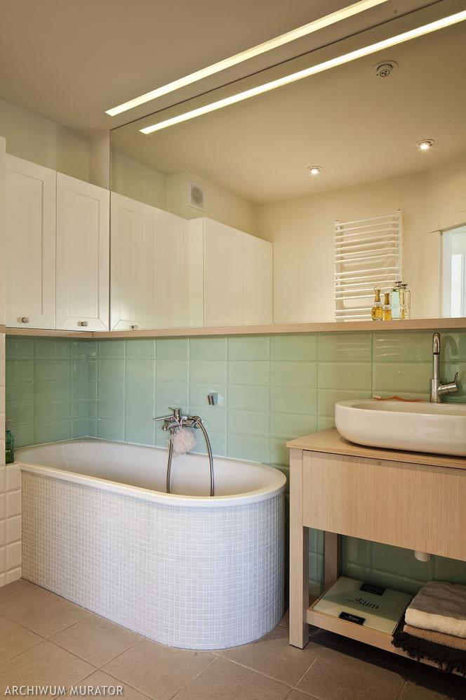 Miętowa łazienka na piętrze: sprytne wykorzystanie wnęki w małej łazience