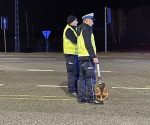 Tragiczny wypadek na Mazowszu. Karetka na sygnale dachowała w rowie. Jeden ratownik zginął na miejscu