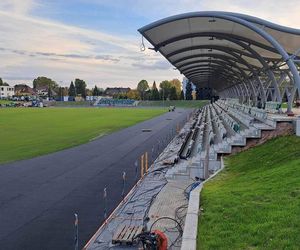 Remont starachowickiego stadionu trwa. Na plac budowy dotarły słupy oświetleniowe