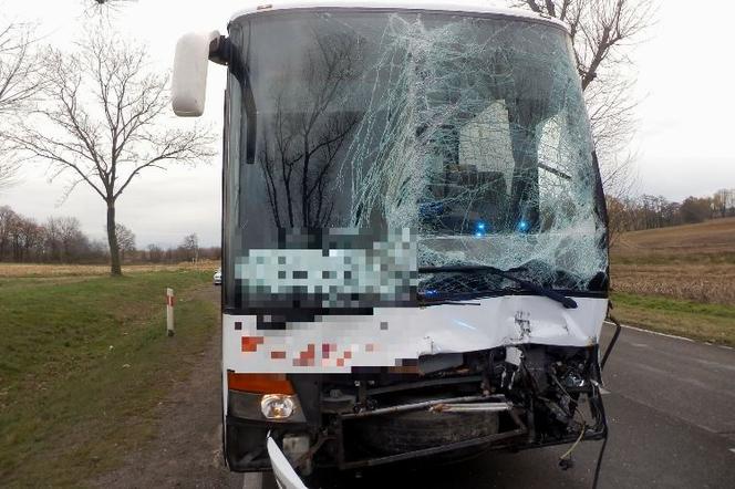 Autobus zderzył się z ciężarówką i samochodem osobowym