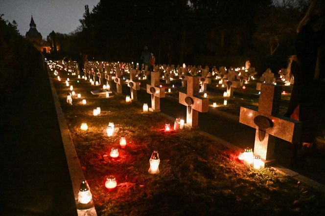   Setki migoczących zniczy. Tak wyglądają polskie cmentarze po zmroku. Zobacz niezwykłe zdjęcia