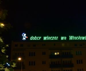 To jego neon wita wszystkich we Wrocławiu. Dziś pogrzeb architekta