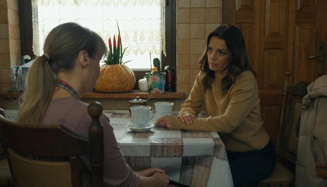 Barwy szczęścia, odcinek 3186. Krystyna Szymańska (Agata Pruchniewska), Kasia (Katarzyna Glinka)