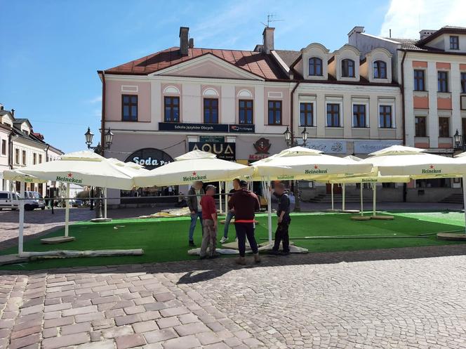 Trwa rozkładanie ogródków letnich w Rzeszowie. Które lokale rozłożą „parasole”?  