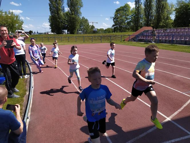 Zobacz uczestników maratonu charytatywnego zorganizowanego przez siedlecką Siedemnastkę