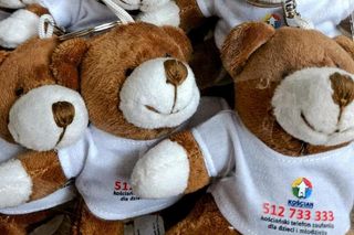 Breloczki z ważnym numerem. Uczniowie z Kościana dostają misie z telefonem zaufania