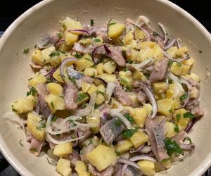 Sałatka śledziowa po niemiecku to idealna propozycja na święta. Sycąca, prosta i pełna wyrazistych smaków