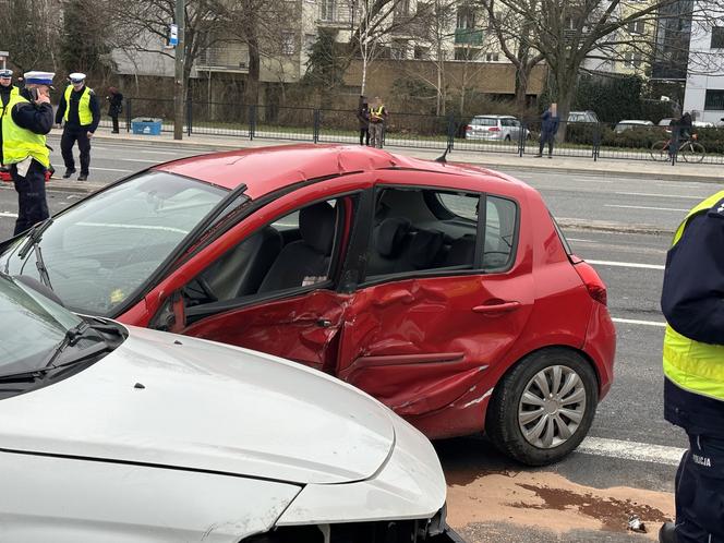 Koszmarny wypadek na Puławskiej. Dwa auta zderzyły się z karetką!