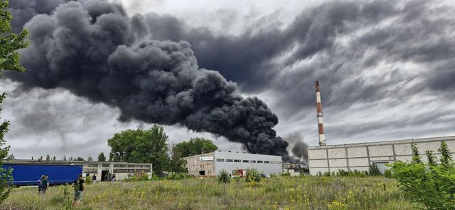 Pożar składowiska opon w Toruniu. Dym widoczny z daleka