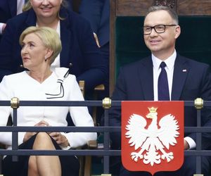 Agata Duda z kokardą na ramieniu w Sejmie