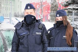 Wrocławscy policjanci uratowali mężczyznę, który wpadł do dołu wypełnionego błotem