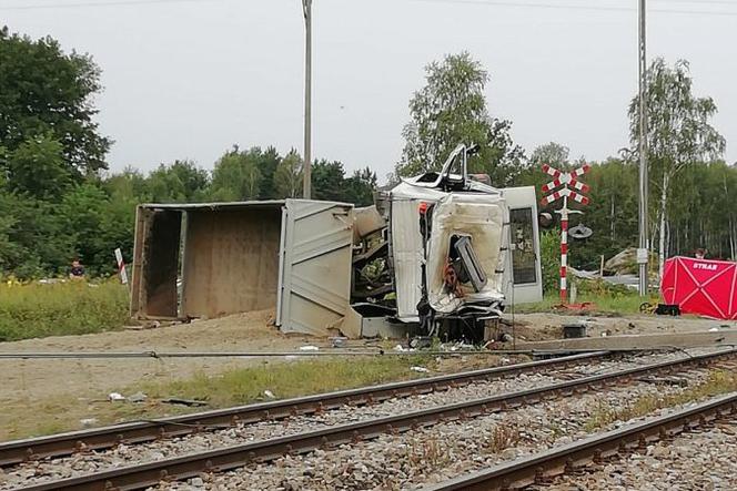 Przędzel: Śmiertelny wypadek na Podkarpaciu. Ciężarówka zderzyła się z pociągiem!