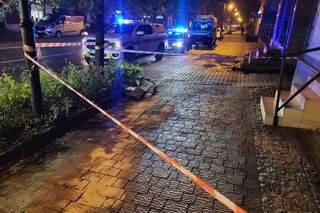 Groźne zdarzenie w Piekarach Śląskich. Rozpędzony samochód wjechał w budynek mieszkalny