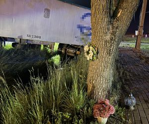 Toyota wjechała pod ciężarówkę. Dramatyczny wypadek pod Legionowem