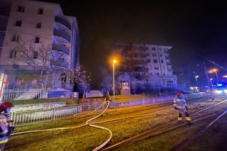 Pożar w parkingu podziemnym. Spłonęło osiem samochodów, 55 osób ewakuowanych 