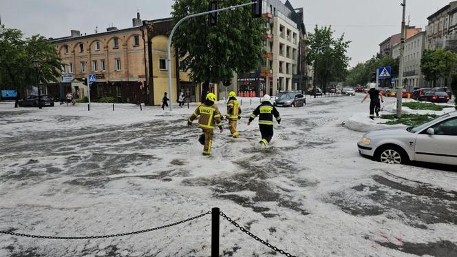 Nawałnica nad Gnieznem. Miasto zalały strumienie wody po ulewie i gradobiciu [ZDJĘCIA].