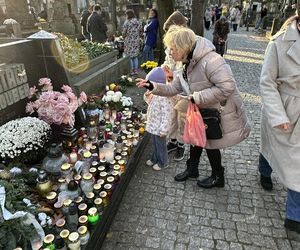 Magdalena Zawadzka na grobie Gustawa Holoubka