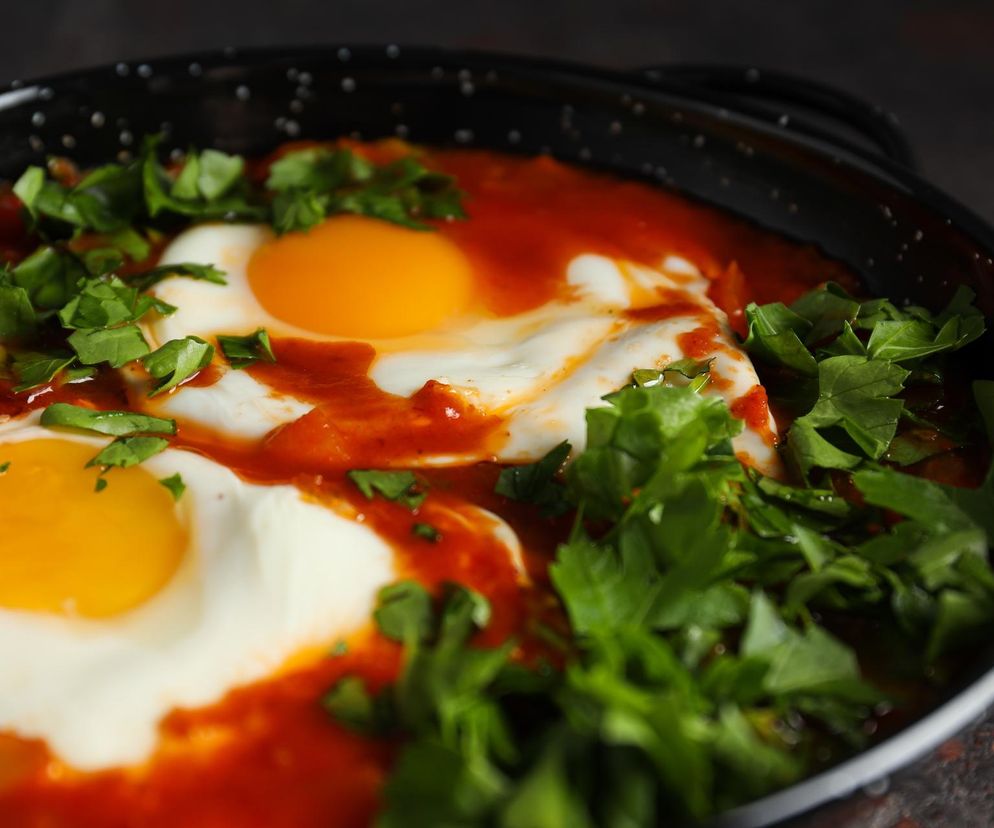 Jajka Bloody Mary wręcz rozpływają się w ustach. Ich przygotowanie jest dziecinnie proste