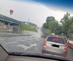 Zalana droga pod wiaduktem S86 w Katowicach obok Ikei