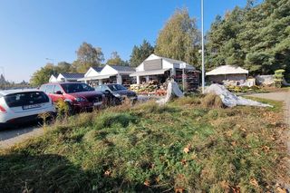 Korki i pełne parkingi. Tak wygląda sobota przed cmentarzem na Junikowie