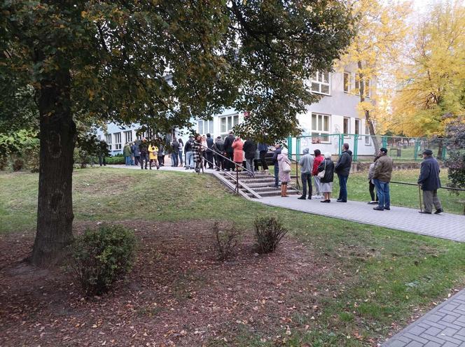 Ogromne kolejki przed lokalami wyborczymi w Lublinie