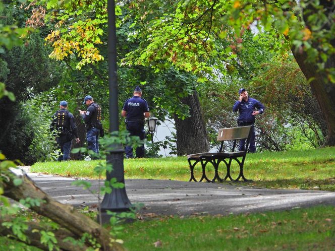 Pilna akcja służb przy Senacie. Na trawniku leżał „bezzałogowy statek powietrzny”