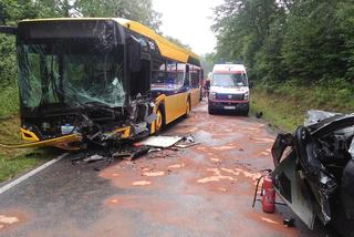 Wypadek w Kwiatonowicach! Zderzenie miejskiego autobusu i osobówki [ZDJĘCIA]