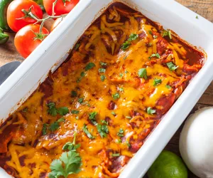 Zapiekanka enchilada z kurczakiem. Pyszny obiad w meksykańskim stylu