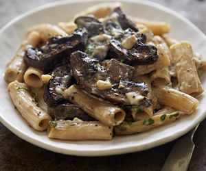 Smakowity obiad na wyciągnięcie ręki. Przepyszny makaron z pieczarkami będzie idealną opcją