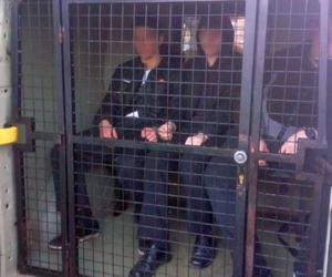 Eksplozja przemocy wśród nastolatków w Warszawie. Pistolety, noże, kastety i pięści. Tak wygląda codzienność niektórych młodych ludzi