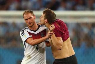 Niemcy - Argentyna. Kibic przerwał finał mundialu! [WIDEO]