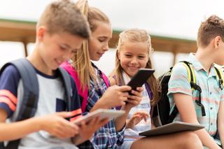 Koniec ze smartfonami w szkołach! Nowe przepisy