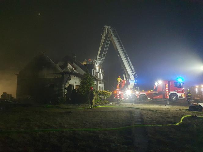 Pożar domu w powiecie bydgoskim! Strażacy nie wykluczają podpalenia [ZDJĘCIA]